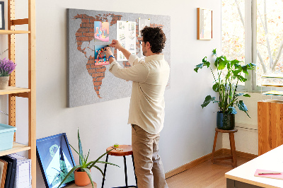 Tablero de corcho decorado Un mapamundi contra una pared de ladrillos