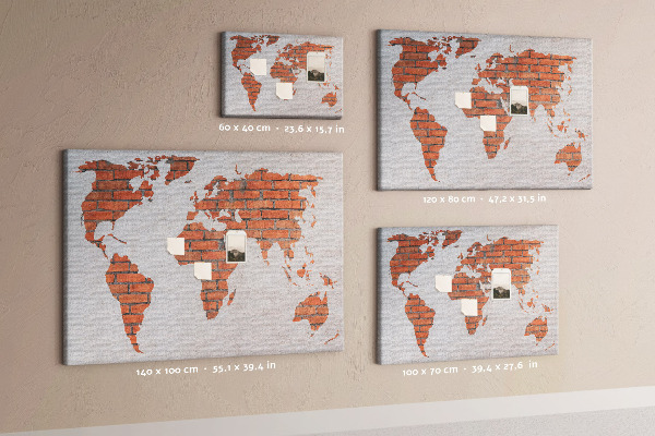 Tablero de corcho decorado Un mapamundi contra una pared de ladrillos
