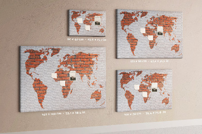 Tablero de corcho decorado Un mapamundi contra una pared de ladrillos
