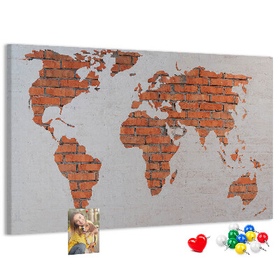Tablero de corcho decorado Un mapamundi contra una pared de ladrillos