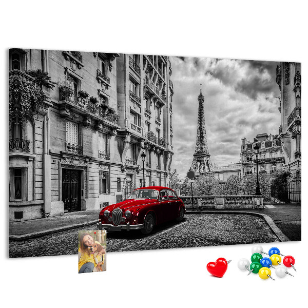Tablero de anuncios Un coche rojo con París al fondo.