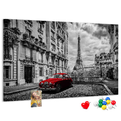 Tablero de anuncios Un coche rojo con París al fondo.
