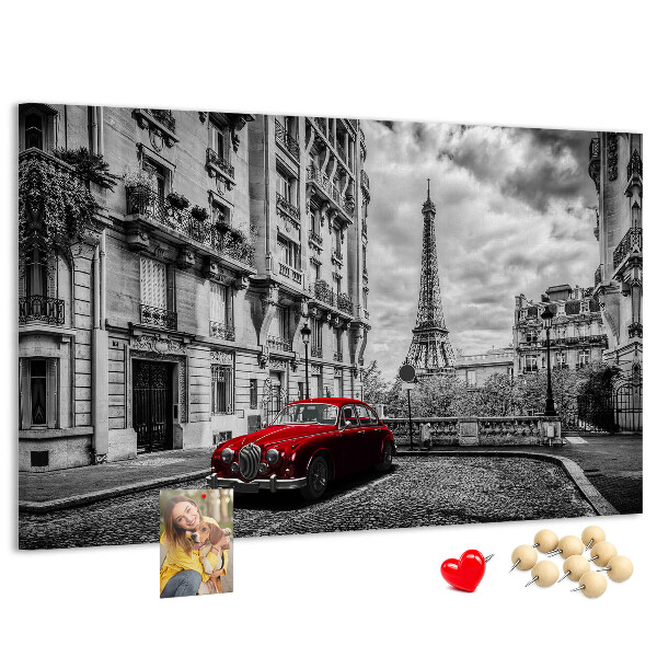 Tablero de anuncios Un coche rojo con París al fondo.