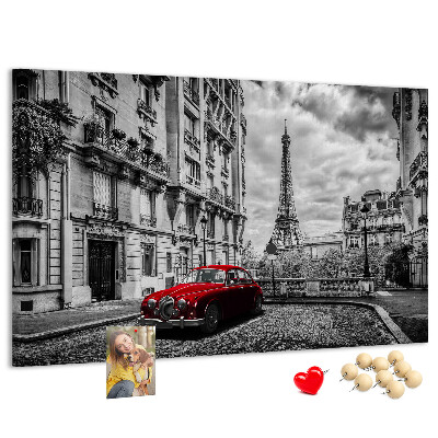 Tablero de anuncios Un coche rojo con París al fondo.
