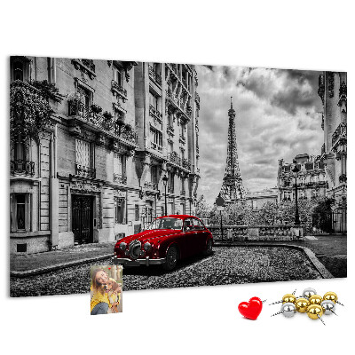 Tablero de anuncios Un coche rojo con París al fondo.