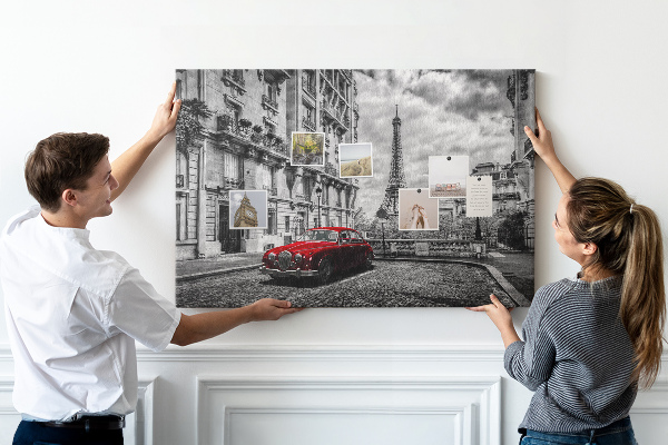 Tablero de anuncios Un coche rojo con París al fondo.