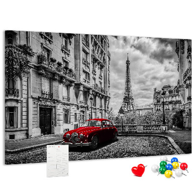 Tablero de anuncios Un coche rojo con París al fondo.