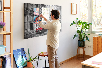 Tablero de anuncios Un coche rojo con París al fondo.