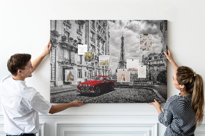 Tablero de anuncios Un coche rojo con París al fondo.