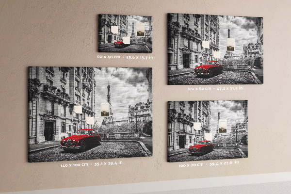 Tablero de anuncios Un coche rojo con París al fondo.