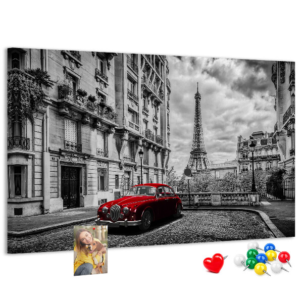 Tablero de anuncios Un coche rojo con París al fondo.