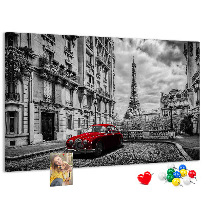 Tablero de anuncios Un coche rojo con París al fondo.