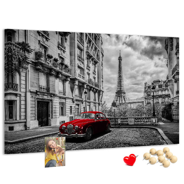 Tablero de anuncios Un coche rojo con París al fondo.