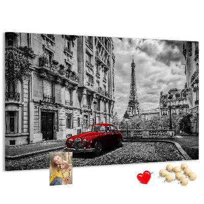 Tablero de anuncios Un coche rojo con París al fondo.