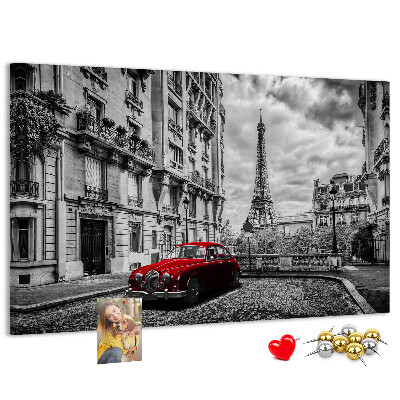 Tablero de anuncios Un coche rojo con París al fondo.