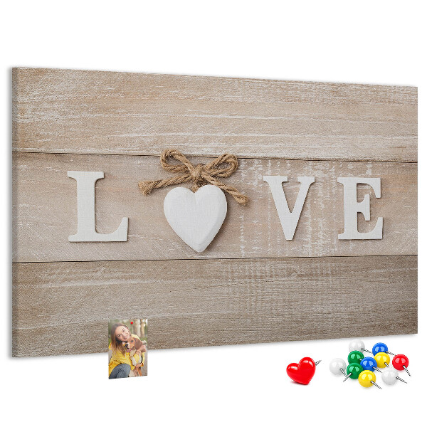 Pizarra de corcho Amor expresado en letras de corazón de madera