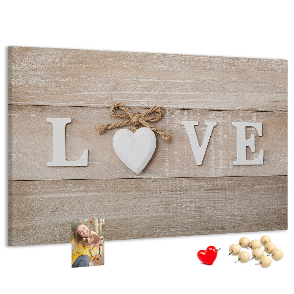 Pizarra de corcho Amor expresado en letras de corazón de madera