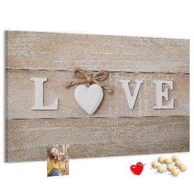 Pizarra de corcho Amor expresado en letras de corazón de madera