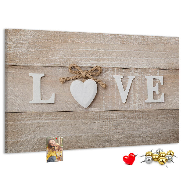 Pizarra de corcho Amor expresado en letras de corazón de madera