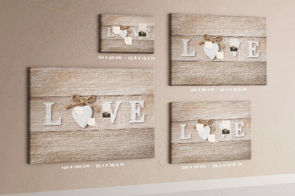 Pizarra de corcho Amor expresado en letras de corazón de madera