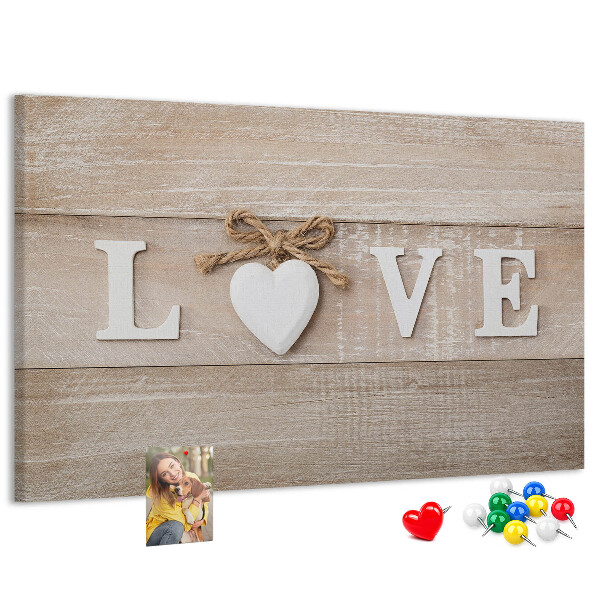 Pizarra de corcho Amor expresado en letras de corazón de madera