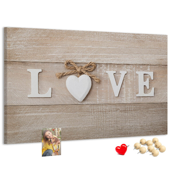 Pizarra de corcho Amor expresado en letras de corazón de madera