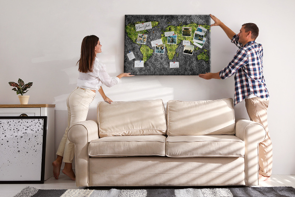 Tablero de corcho decorado mapa del mundo verde sobre fondo gris