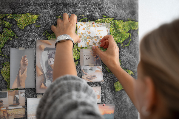 Tablero de corcho decorado mapa del mundo verde sobre fondo gris