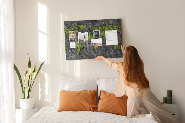 Tablero de corcho decorado mapa del mundo verde sobre fondo gris