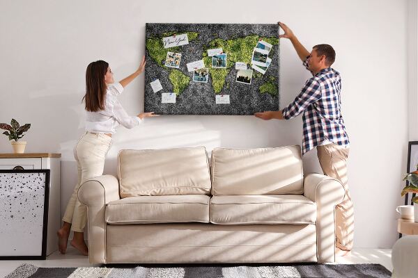 Tablero de corcho decorado mapa del mundo verde sobre fondo gris