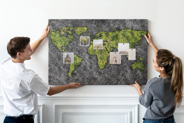 Tablero de corcho decorado mapa del mundo verde sobre fondo gris