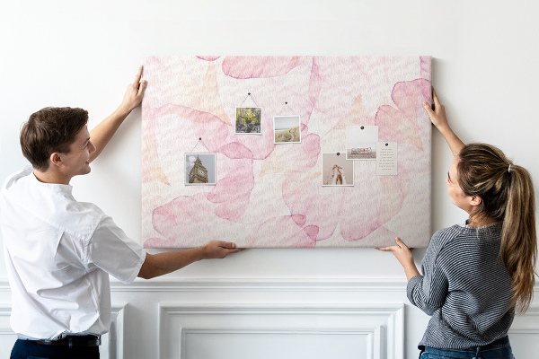 Tablero de anuncios con diseño de delicados pétalos en tonos pastel