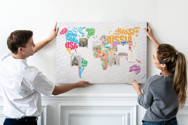 Pizarra de corcho mapa mundial colorido con nombres de países