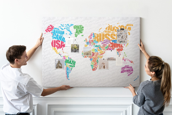 Pizarra de corcho mapa mundial colorido con nombres de países