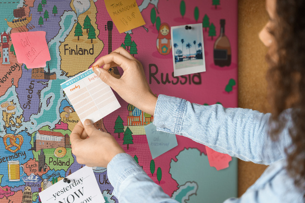 Tablero de corcho decorado mapa colorido de Europa con los nombres de los países