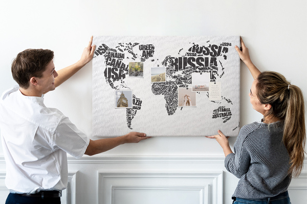 Tablero de anuncios Mapa del mundo con los nombres de los países en palabras.