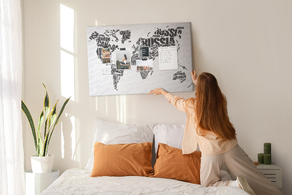 Tablero de anuncios Mapa del mundo con los nombres de los países en palabras.