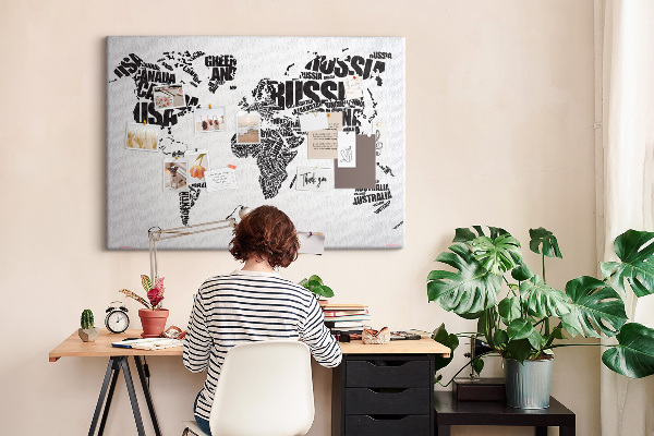 Tablero de anuncios Mapa del mundo con los nombres de los países en palabras.