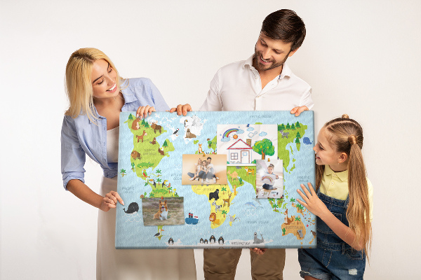Pizarra de corcho mapa del mundo con animales y continentes