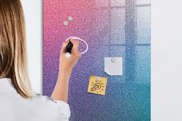 Pizarra magnética de pared con rotulador Un tablero colorido para notas y fotos.