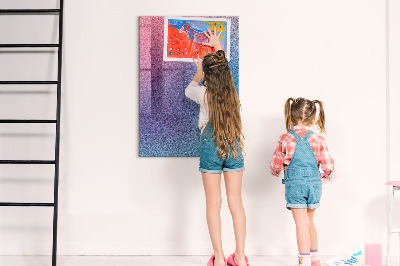 Pizarra magnética de pared con rotulador Un tablero colorido para notas y fotos.
