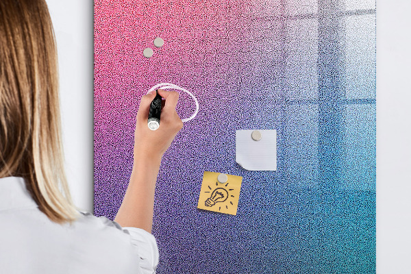 Pizarra magnética de pared con rotulador Un tablero colorido para notas y fotos.