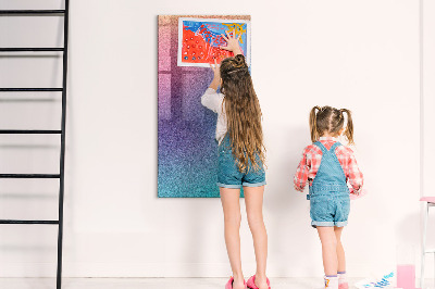 Pizarra magnética de pared con rotulador Un tablero colorido para notas y fotos.