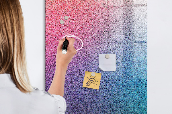 Pizarra magnética de pared con rotulador Un tablero colorido para notas y fotos.