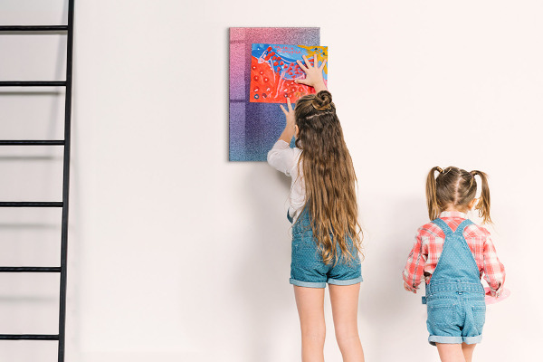Pizarra magnética de pared con rotulador Un tablero colorido para notas y fotos.