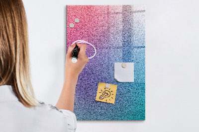 Pizarra magnética de pared con rotulador Un tablero colorido para notas y fotos.
