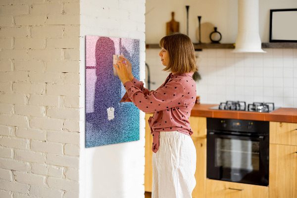 Pizarra magnética de pared con rotulador Un tablero colorido para notas y fotos.