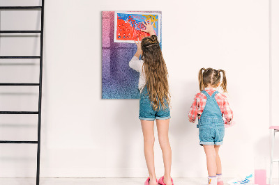 Pizarra magnética de pared con rotulador Un tablero colorido para notas y fotos.