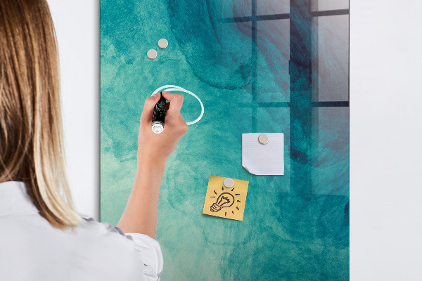 Pizarra magnética de pared con rotulador Un tablero colorido para fotos y notas.
