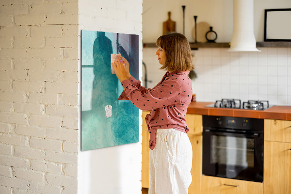 Pizarra magnética de pared con rotulador Un tablero colorido para fotos y notas.
